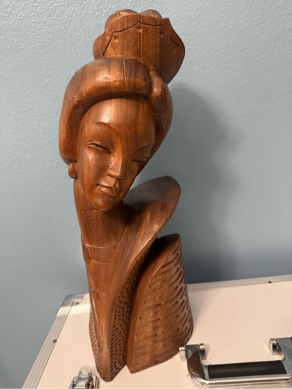 VINTAGE SOLID WOOD HAND CARVED ASIAN/BALINESE/INDONESIAN FEMALE SCULPTURE